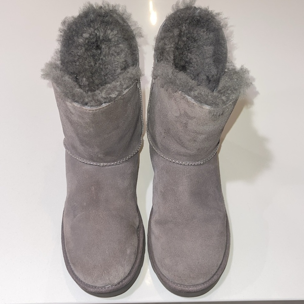 UGG AUSTRALIA Constantine Style (EUC) Women’s Suede/Plush Gray Boots, Size 9.